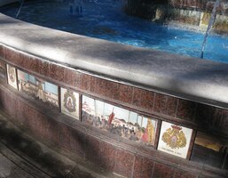 je obložená pestrými dlaždicemi (azujelos)