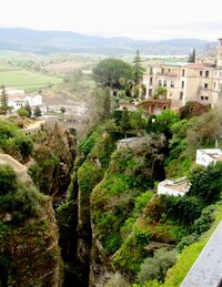Do této rokle se tehdy házeli lidé navzájem,