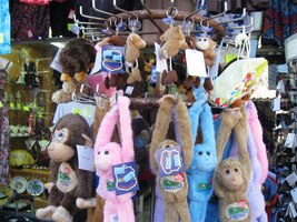 Mezi zbožím tu převažují opice