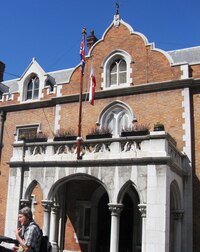 Vchází se doň branou