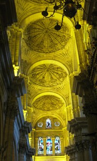 V nádherných reliéfech sloupoví a klenby