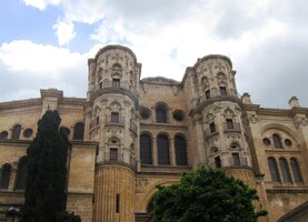 však se také stavěla skoro 250 let