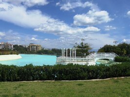 a odjeli do stínu místního parku