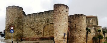 a opevnění města. Maurské, samozřejmě.