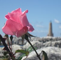 Maják v mlžném oparu