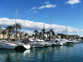 s drahými jachtami bohatců