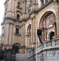 má totiž jen jednu věž, na druhou už nezbyly peníze