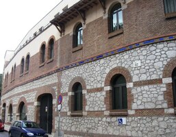 Kolem býčí arény projdeme