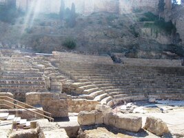 Zeus svítí shora na římský amfiteítr