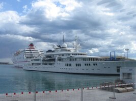 Vede kolem přístavu