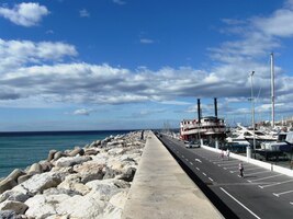 Místní molo vypadá nekonečné,