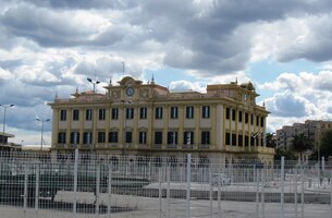 až k budově Admirality