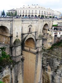 Ano, je to most Puente Nuova,