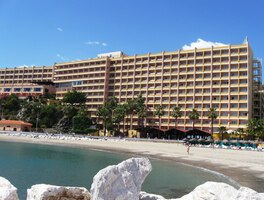 Takhle vypadal náš hotel-gigant od moře