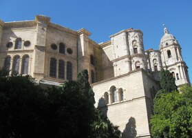 Katedrálu dnes slunce zbarvilo až do běla