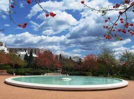 Střetávají se tu dva modré odstíny vody a nebe,