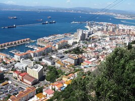 nebo přímo do oken městských domů