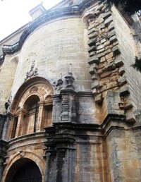 a chrám je jakýmsi architektonickým hybridem