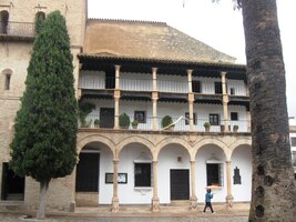 Je přebudovaný z bývalé hlavní mešity