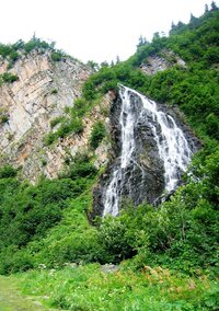 a v jeho opozici zase vodopád Bride Vail Fall nad řekou Lowe