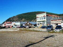 A tady už začínáme promenádu "zlatým" městem