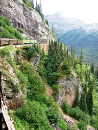 Brzdíme a dole už je vidět město Skagway