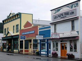 hotely, tančírny, hostince, banka, pošta a