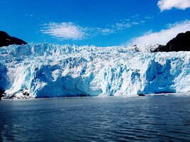 Je zbarven do bleděmodra a neustále "pracuje" -