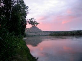 Večer obloha nad řekou zčervenala