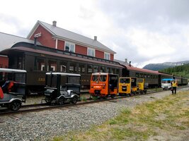 Pořádají se odtud vyhlídkové jízdy na drezínách