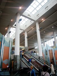 na překvapivě moderním letišti