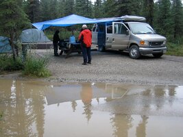 a toto je naše zmoklé tábořiště