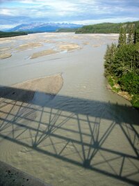 a tady už stojíme na mostě přes řeku