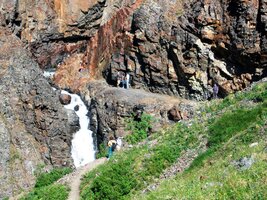 Nahoře přibývá skal a bystřin