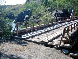 se skalními vyhlídkami nad dřevěným mostem