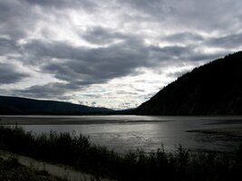 Nad soutokem se zatáhly zlověstné mraky,