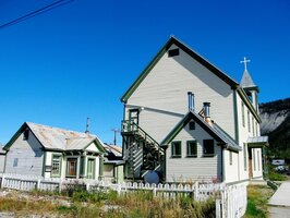 Tady je další místní kostelík s farou a nedělní školou,