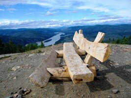 Tato "subtilní" lavička k tomu přímo vyzývá