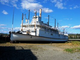 Historický kolesový parník je sice na suchu,