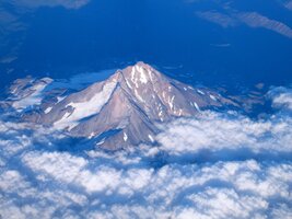 jsme letěli nad masivy pohoří Cascades Range