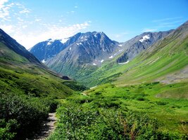 od potoka Crow Creek k sedlu Crow Pass a ledovci Crow Glacier