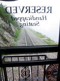 a vyrážíme ve zlověstné mlze na cestu