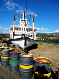 ale pohonných hmot má v okolí dostatek