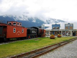 Historický vláček odtud jezdí až k Benettovým jezerům