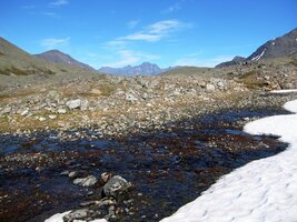 a chvílemi mění v potok