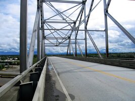 přes který se klene tento velký silniční most