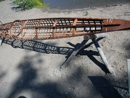 Uvidíte tu kostru prastaré kanoe,