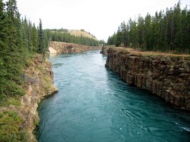 Tohle jsou pověstné peřeje před městem,