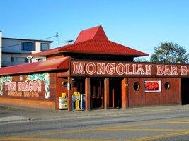 a před místní "přežírací" jídelnou - sněz co chceš za 12 USD