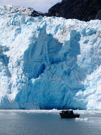 a masy ledu a sněhu z něj co chvíli padají do moře